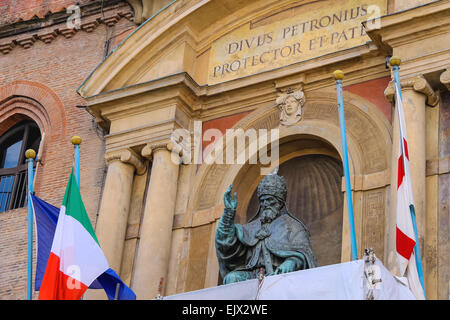 Papa Gregorio XIII statua sulla facciata del Palazzo Comunale di Bologna. Italia Foto Stock