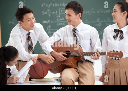 Chat in aula di senior high school gli studenti Foto Stock