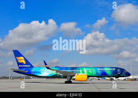 Icelandair speciale vernice lavoro Hekla Aurora B757-200 all'aeroporto di Monaco di Baviera, Erding, Baviera, Germania Foto Stock