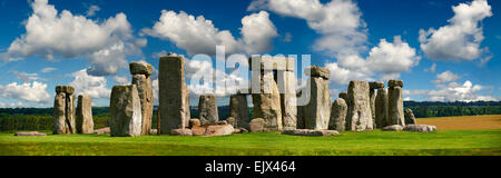 Stonehenge, del neolitico antico standing stone circle monumento UNESCO World Heritage Site, Wiltshire, Inghilterra, Regno Unito Foto Stock