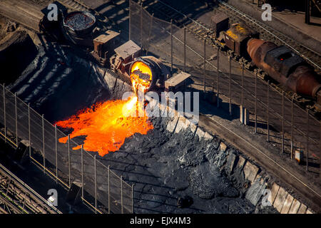 Ferro caldo scorie di produzione versata da una canna in una fossa nel mulino di acciaio TKS ThyssenKrupp Steel, Bruckhausen, Duisburg Foto Stock