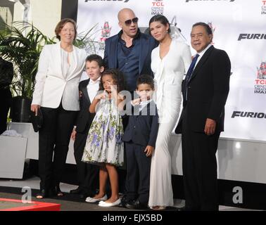 Los Angeles, California, USA. 1 apr, 2015. Apr 01, 2015 - Los Angeles, California, Stati Uniti d'America - attore Vin Diesel, moglie PALOMA JIMENEZ e i bambini e la famiglia presso il Vin Diesel Hand & Footprint cerimonia, Hollywood. Credito: Paolo Fenton/ZUMA filo/Alamy Live News Foto Stock