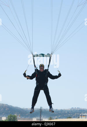 CORDOBA, Spagna, - Jun 10, 2013: non identificati eseguendo paracadutista paracadutismo acrobatico con cielo blu in background. Cordoba, Spagna, su Foto Stock