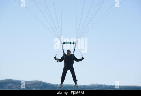 CORDOBA, Spagna, - Jun 10, 2013: non identificati eseguendo paracadutista paracadutismo acrobatico con cielo blu in background. Cordoba, Spagna, su Foto Stock
