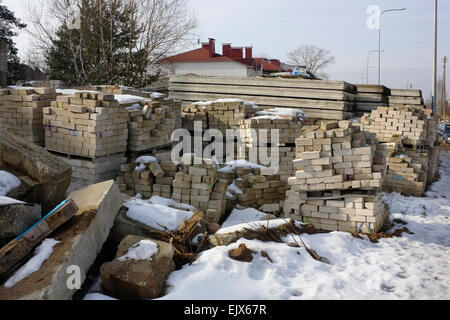 Migliaia di vecchi silicato di bianco di mattoni e blocchi di cemento sulla gettata costruzione paesaggio del villaggio Foto Stock