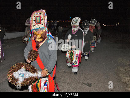 Vestiti in maniera colorata pellegrini e ballerini sono ovunque durante la celebrazione della Vergine di Guadalupe giorno di festa Foto Stock