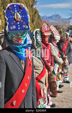 Vestiti in maniera colorata pellegrini e ballerini sono ovunque durante la celebrazione della Vergine di Guadalupe giorno di festa Foto Stock