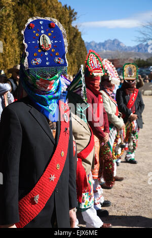 Vestiti in maniera colorata pellegrini e ballerini sono ovunque durante la celebrazione della Vergine di Guadalupe giorno di festa Foto Stock