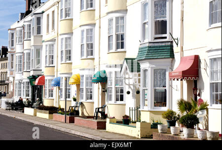 Il Dorset - Weymouth - Fila di periodo lungomare piccoli alberghi - imponente bay windows - tendaggi colorati - giardini puliti la luce solare Foto Stock