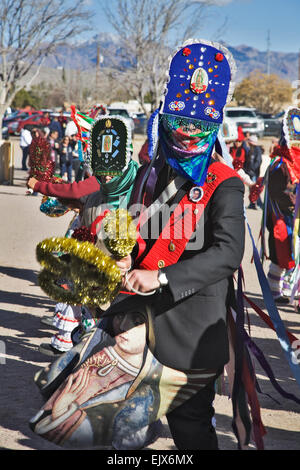 Vestiti in maniera colorata pellegrini e ballerini sono ovunque durante la celebrazione della Vergine di Guadalupe giorno di festa Foto Stock