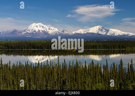 Wrangell montagne che si riflettono nel lago di salice in Alaska Foto Stock