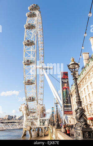 Dritto in vista del London Eye sulla Southbank, London, England, Regno Unito Foto Stock