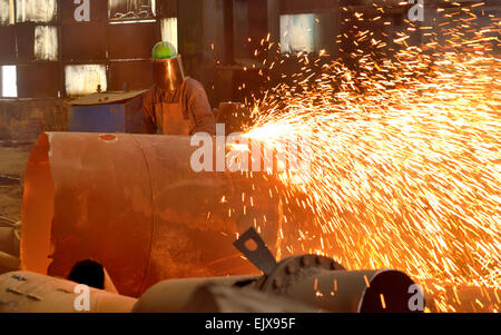 Lavoratore utilizzando la torcia taglierina per il taglio di metallo Foto Stock