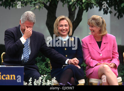 Il Presidente degli Stati Uniti Bill Clinton barzellette con la prima signora Hillary Clinton e il ribaltatore Gore durante un evento alla Casa Bianca Marzo 22, 1997 a Washington, DC. Foto Stock