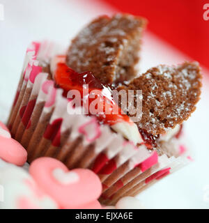 Cioccolato torta a farfalla in un cuore rosso torta caso Jane Ann Butler JABPF Fotografia022 Foto Stock