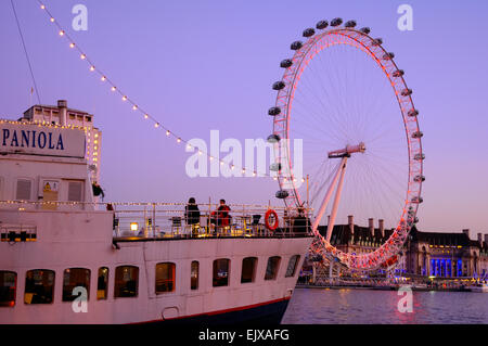 Il London Eye ruota panoramica sul fiume Thames, London, Regno Unito. Foto Stock
