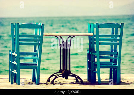 Un tavolo e 6 sedie da mare Foto Stock