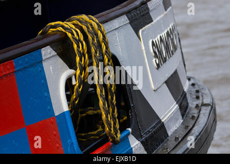 Inaugurazione della nave da crociera Dazzle Ferry dipinta di recente nell'aprile 2015, che opera sul fiume Mersey. Dazzle Ferry dipinto design creato da Sir Peter Blake, come parte delle commemorazioni della prima guerra mondiale. Crociera River Explorer a bordo di MV Snowdrop, il traghetto Dazzle dipinto di colori vivaci. Il traghetto è stato selezionato come una "nave a dadini", e ha ricevuto una nuova livrea unica ispirata al mimetusto della prima guerra mondiale Foto Stock