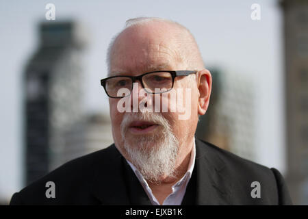 Liverpool, Merseyside, Regno Unito 2 aprile 2015. Ritratto di Sir Peter Blake alla vela inaugurale del recentemente dipinto Dazzle Ferry attraverso il Mersey. The Snowdrop è stato dipinto in un design unico creato da Sir Peter Blake, l'artista dietro la copertina dell'album dei Beatles Sgt Pepper. Questa forma di mimetizzazione è stata inventata nella prima guerra mondiale per confondere il nemico, poiché i disegni vivaci e tortuosi rendeva difficile per le forze ostili tracciare la portata e la velocità delle navi alleate. Lo Snowdrop fu riverniciato a Cammell Laird a Birkenhead. Foto Stock