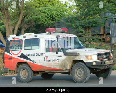 Garissa, Kenya. 2 apr, 2015. Un ambulanza precipita in ospedale a Garissa, Kenya, 2 aprile 2015. Almeno 15 persone sono state confermato morto e 65 altri feriti dopo banditi assalto una università nel nord-est del Kenya inizio giovedì. Credito: Stephen Ingati/Xinhua/Alamy Live News Foto Stock