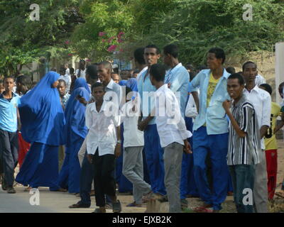 Garissa, Kenya. 2 apr, 2015. Residenti guarda ad una distanza dal campus universitario a Garissa, Kenya, 2 aprile 2015. Almeno 15 persone sono state confermato morto e 65 altri feriti dopo banditi assalto una università nel nord-est del Kenya inizio giovedì. Credito: Stephen Ingati/Xinhua/Alamy Live News Foto Stock