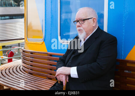 Liverpool, Merseyside, Regno Unito il 2 aprile 2015. Sir Peter Blake a vela inaugurale del dipinto recentemente Dazzle traghetto attraverso il Mersey. La Snowdrop è stato ri-dipinta in un unico design creato da Sir Peter Blake, l'artista dietro il coperchio del Beatles' Sgt Pepper album. Questa forma di mimetizzazione è stato inventato nella prima guerra mondiale a confondere il nemico, come le luminose e twisty progetta hanno reso difficile per le forze ostili al via la gamma e la velocità delle navi alleate. La Snowdrop è stato ridipinto in Cammell Laird nel Birkenhead. Foto Stock