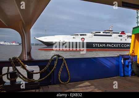 Liverpool, Merseyside, Regno Unito il 2 aprile 2015. Vela inaugurale del dipinto recentemente Dazzle traghetto attraverso il Mersey. Il makeover è per commemorare il centenario della prima guerra mondiale. La Snowdrop è stato ri-dipinta in un unico design creato da Sir Peter Blake, l'artista dietro il coperchio del Beatles' Sgt Pepper album. Questa forma di mimetizzazione è stato inventato nella prima guerra mondiale a confondere il nemico, come le luminose e twisty progetta hanno reso difficile per le forze ostili al via la gamma e la velocità delle navi alleate. La Snowdrop è stato ridipinto in Cammell Laird nel Birkenhead. Foto Stock