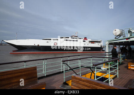 Liverpool, Merseyside, Regno Unito il 2 aprile 2015. Vela inaugurale del dipinto recentemente Dazzle traghetto attraverso il Mersey. Il makeover è per commemorare il centenario della prima guerra mondiale. La Snowdrop è stato ri-dipinta in un unico design creato da Sir Peter Blake, l'artista dietro il coperchio del Beatles' Sgt Pepper album. Questa forma di mimetizzazione è stato inventato nella prima guerra mondiale a confondere il nemico, come le luminose e twisty progetta hanno reso difficile per le forze ostili al via la gamma e la velocità delle navi alleate. La Snowdrop è stato ridipinto in Cammell Laird nel Birkenhead. Foto Stock