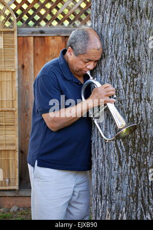 Musicista jazz soffiando il suo flicorno all'esterno. Foto Stock