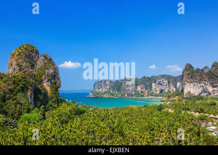 Vista dalla scogliera sulla Railay Beach, Ao Nang. Provincia di Krabi, Thailandia. Foto Stock