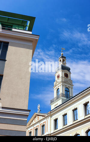 La guglia della città di Riga del Consiglio con la costruzione di un orologio e di una scultura di Themis sul tetto contro il cielo blu Foto Stock