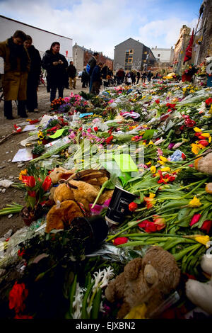 Fiori freschi che commemora il distacco della gioventù centro comunitario (Ungdomshuset) in Copenhagen Foto Stock