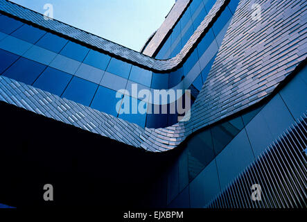 Edificio di architettura moderna a Sukhumvit in Bangkok, in Thailandia, nel Sud-Est Asiatico. Bella Urban modernity City Design Blue Travel Foto Stock