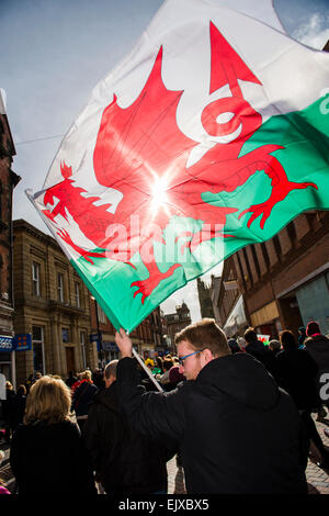 Persone sventolando bandiere Bandiere e prendendo parte al giorno di San Davide parata e celebrazioni, Wrexham, 1 marzo 2015 Foto Stock