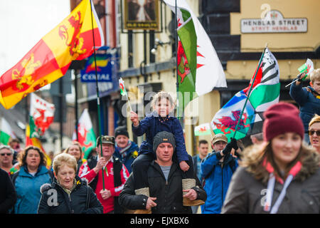 Persone sventolando bandiere Bandiere e prendendo parte al giorno di San Davide parata e celebrazioni, Wrexham, 1 marzo 2015 Foto Stock