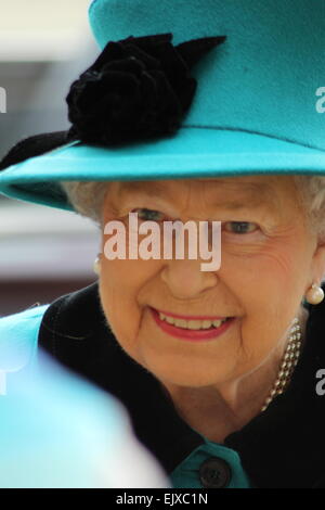 Sheffield, Regno Unito. 2 Apr 2015. Queen Elizabeth II accompagnato da Sua Altezza Reale il Duca di Edimburgo arrivare a Sheffield Cathedral dove sono presenti Maundy denaro. Credito: Matthew Taylor/Alamy Live News Foto Stock