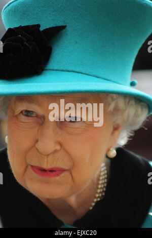 Sheffield, Regno Unito. 2 Apr 2015. Queen Elizabeth II accompagnato da Sua Altezza Reale il Duca di Edimburgo arrivare a Sheffield Cathedral dove sono presenti Maundy denaro. Credito: Matthew Taylor/Alamy Live News Foto Stock