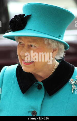 Sheffield, Regno Unito. 2 Apr 2015. Queen Elizabeth II accompagnato da Sua Altezza Reale il Duca di Edimburgo arrivare a Sheffield Cathedral dove sono presenti Maundy denaro. Credito: Matthew Taylor/Alamy Live News Foto Stock