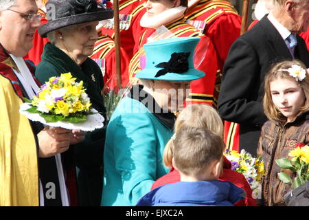 Sheffield, Regno Unito. 2 Apr 2015. La regina Elisabetta II e Sua Altezza Reale il Duca di Edimburgo dopo aver partecipato al servizio Maundy a Sheffield Cathedral. In oltre 900 anni, questa è la prima volta che questa occasione di Stato ha avuto luogo nel South Yorkshire. Credito: Matthew Taylor/Alamy Live News Foto Stock