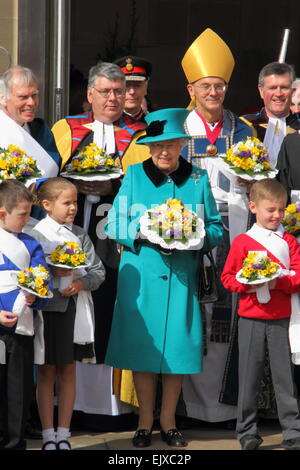 Sheffield, Regno Unito. 2 Apr 2015. La regina Elisabetta II e Sua Altezza Reale il Duca di Edimburgo dopo aver partecipato al servizio Maundy a Sheffield Cathedral. In oltre 900 anni, questa è la prima volta che questa occasione di Stato ha avuto luogo nel South Yorkshire. Credito: Matthew Taylor/Alamy Live News Foto Stock