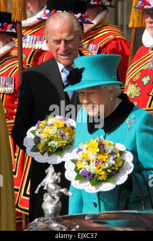 Sheffield, Regno Unito. 2 Apr 2015. La regina Elisabetta II e Sua Altezza Reale il Duca di Edimburgo dopo aver partecipato al servizio Maundy a Sheffield Cathedral. In oltre 900 anni, questa è la prima volta che questa occasione di Stato ha avuto luogo nel South Yorkshire. Credito: Matthew Taylor/Alamy Live News Foto Stock