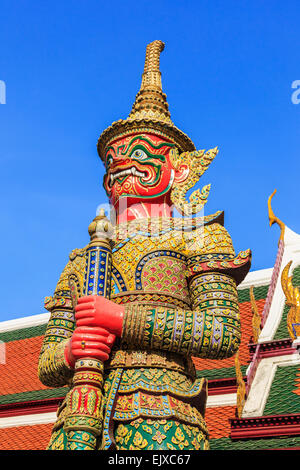 Custode gigante di Wat Phra Kaeo. Bangkok, Thailandia Foto Stock