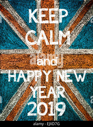 Mantenere la calma e felice anno nuovo 2019. Regno Unito (British Union Jack flag), vintage del disegno a mano con un gessetto sulla lavagna, umorismo Concetto di immagine Foto Stock