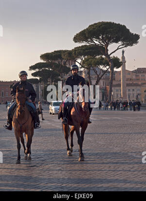 Polizia a Cavallo di pattugliamento per il centro di Roma Foto Stock