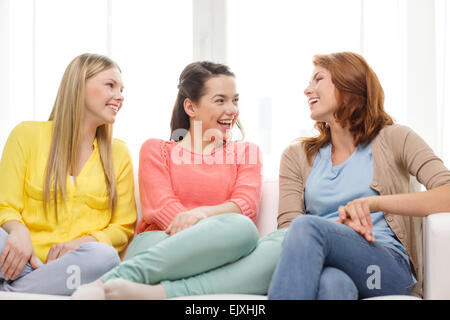 Tre amiche avente un talk a casa Foto Stock