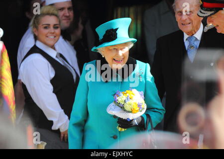 Sheffield, Regno Unito. 2 Apr 2015. La regina Elisabetta II e Sua Altezza Reale il Duca di Edimburgo emergono da Sheffield Town Hall dove avevano il pranzo dopo la loro prima partecipazione al Royal Maundy Service a Sheffield Cathedral. Credito: Matthew Taylor/Alamy Live News Foto Stock