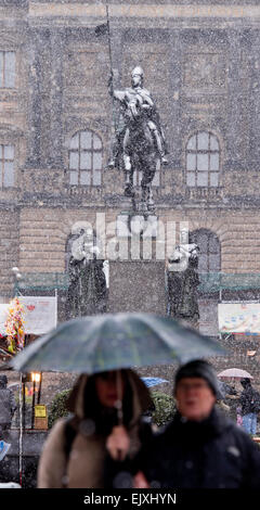 Giovedì. 2 apr, 2015. Le persone stanno intorno alla statua di San Venceslao coperto di neve nel centro di Praga di giovedì 2 aprile, 2015. Meteo previsioni nevicata pesante per la maggior parte della Repubblica ceca il giovedì pomeriggio e sera. © Vit Simanek/CTK foto/Alamy Live News Foto Stock