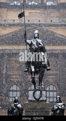 Giovedì. 2 apr, 2015. Le persone stanno intorno alla statua di San Venceslao coperto di neve nel centro di Praga di giovedì 2 aprile, 2015. Meteo previsioni nevicata pesante per la maggior parte della Repubblica ceca il giovedì pomeriggio e sera. © Vit Simanek/CTK foto/Alamy Live News Foto Stock