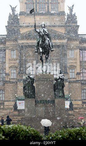 Giovedì. 2 apr, 2015. Le persone stanno intorno alla statua di San Venceslao coperto di neve nel centro di Praga di giovedì 2 aprile, 2015. Meteo previsioni nevicata pesante per la maggior parte della Repubblica ceca il giovedì pomeriggio e sera. © Vit Simanek/CTK foto/Alamy Live News Foto Stock