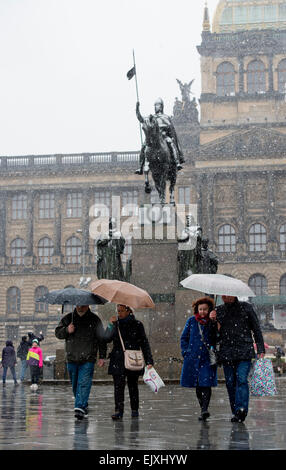 Giovedì. 2 apr, 2015. Le persone stanno intorno alla statua di San Venceslao coperto di neve nel centro di Praga di giovedì 2 aprile, 2015. Meteo previsioni nevicata pesante per la maggior parte della Repubblica ceca il giovedì pomeriggio e sera. © Vit Simanek/CTK foto/Alamy Live News Foto Stock